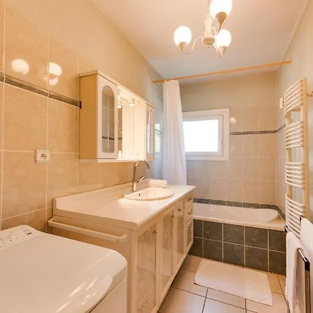 85 M2, Calme , Parking, Centre * אקס-לה-באינס